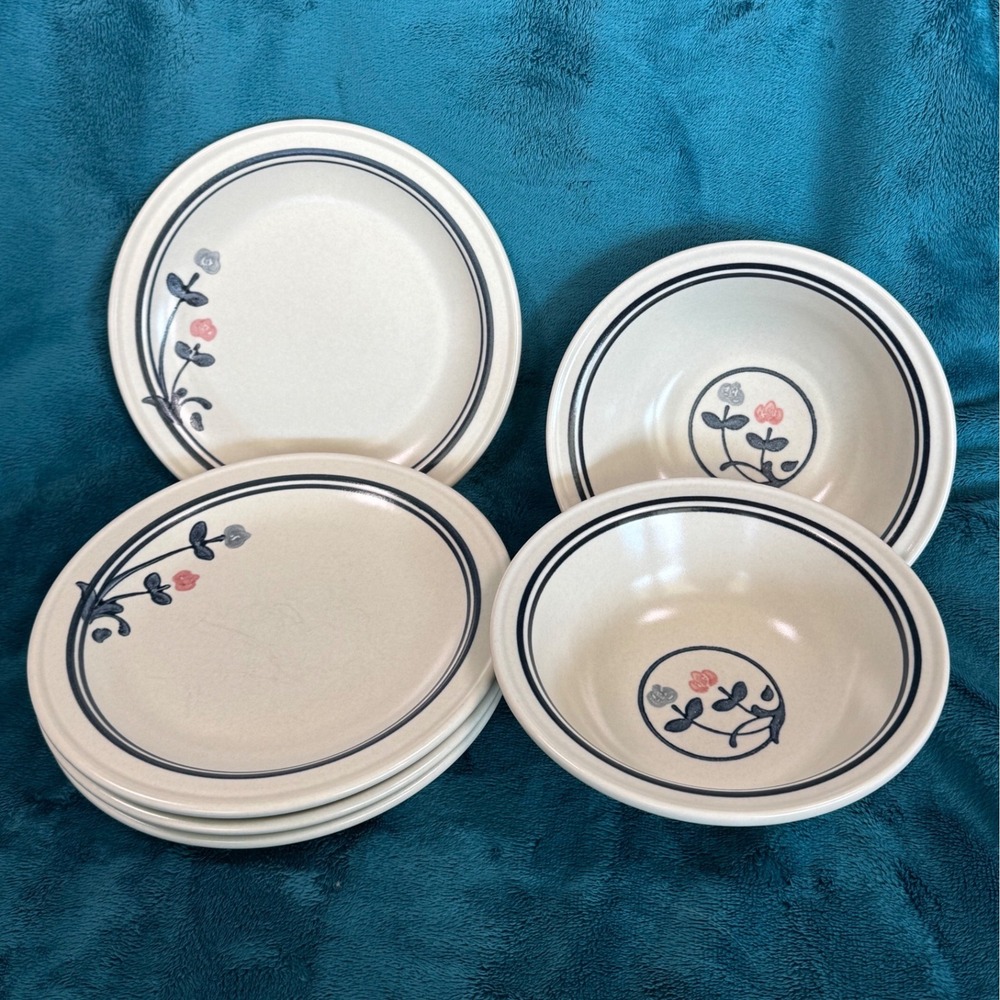 Pfaltzgraff Village Stoneware Set 2 Cereal Bowls 4 Bread Plates USA Vintage